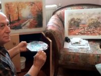 Akhisarlı Bülent Tanırer, yağlı boya çalışmalarını sürdürüyor