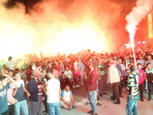 Teleset Mobilya Akhisar taraftarı şehir merkezinde maçı dev ekrandan izledi