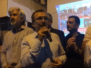 AK Parti Akhisar İlçe Teşkilatı seçim zaferini kutladı