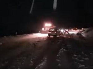 Sındırgı ile Akhisar yolunda yoğun kar yağışı sürücülere zor anlar yaşattı