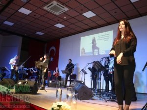 İşitme Engelliler eşliğinde Akhisar'daki Barış Manço şarkıları seslendirildi