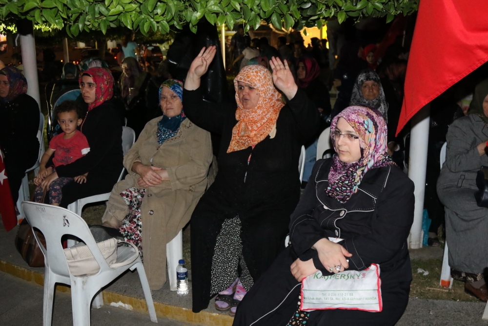 Akhisar'da Milli Egemenlik Meydanında demokrasi nöbeti 22.gün 38