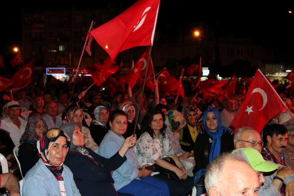 Akhisar'da Milli Egemenlik Meydanında demokrasi nöbeti 22.gün 84
