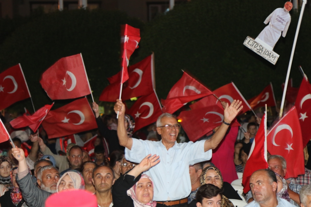 Fotoğraflarla Akhisar'da demokrasi nöbetinin 25. günü 13