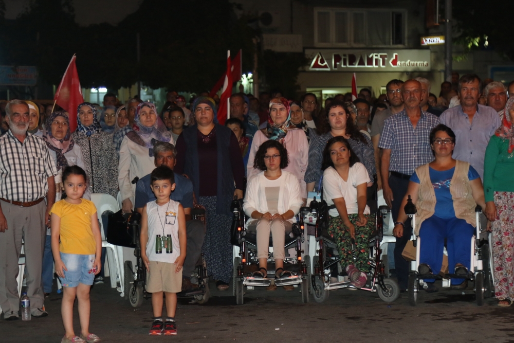 Fotoğraflarla Akhisar'daki demokrasi nöbetinin 26.günü 32