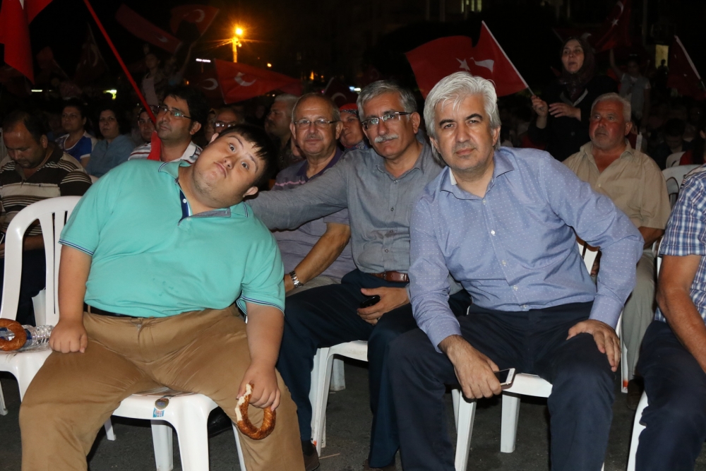 Fotoğraflarla Akhisar'daki demokrasi nöbetinin son günü 25