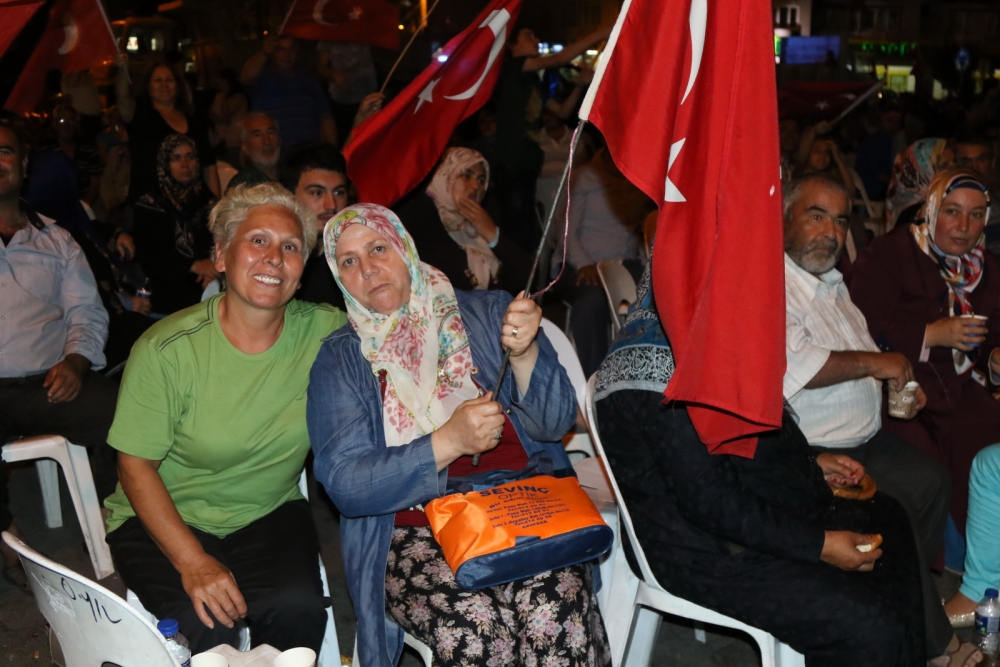 Fotoğraflarla Akhisar'daki demokrasi nöbetinin son günü 38