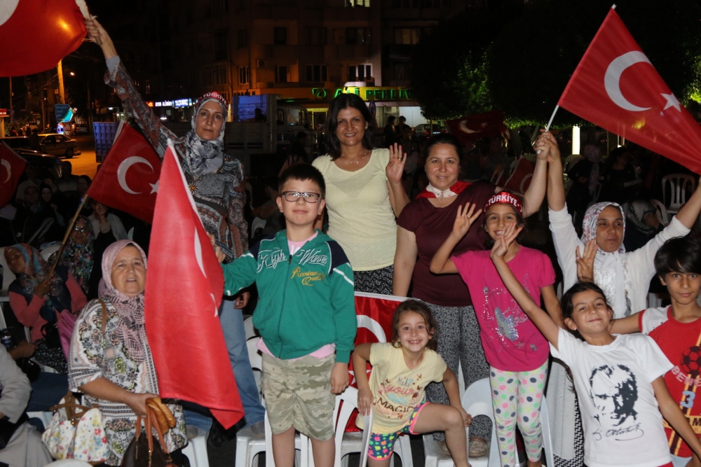 Fotoğraflarla Akhisar'daki demokrasi nöbetinin son günü 50