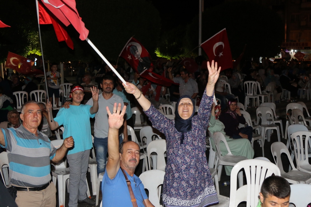 Fotoğraflarla Akhisar'daki demokrasi nöbetinin son günü 51