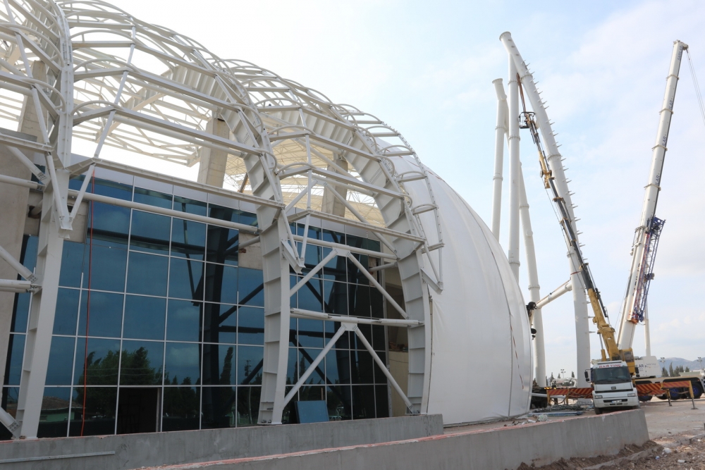 Spor Toto Akhisar Stadyumunda ilk aydınlatma direğinin montajı yapılıyor 2