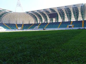 Stadyumda çim serimi devam ediyor