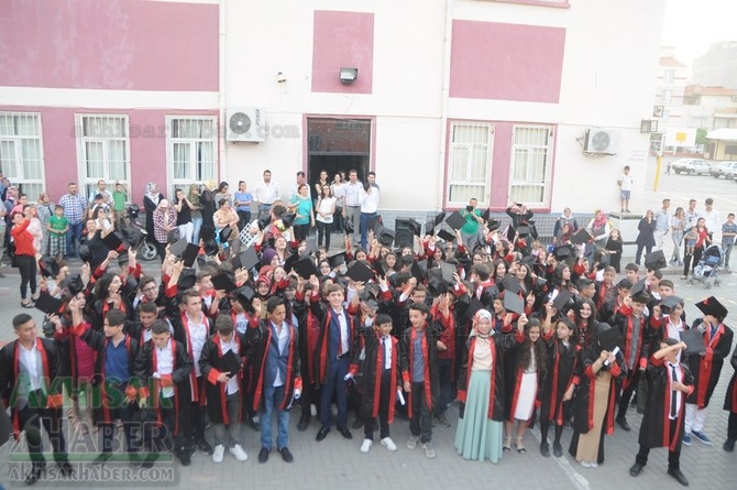 Akhisar Gazi Ortaokulunda mezuniyet töreni kutlandı 21