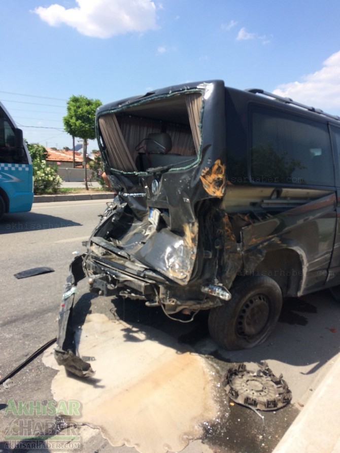 Akhisar’da meydana gelen trafik kazası görenleri şaşırttı 2