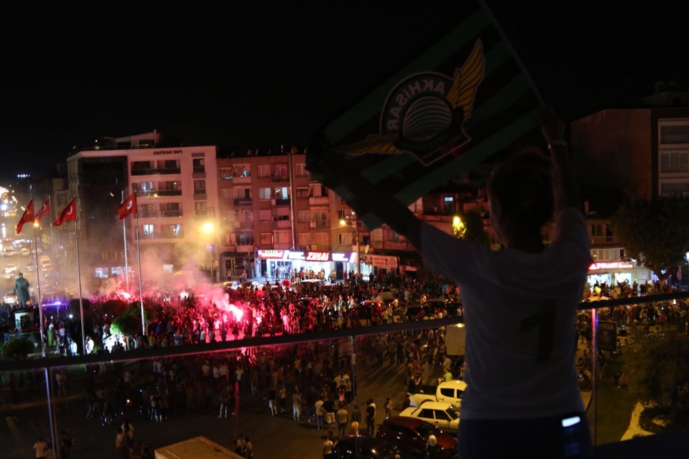 İşte dün gece Akhisar sokaklarından Süper Kupa kutlamaları 3