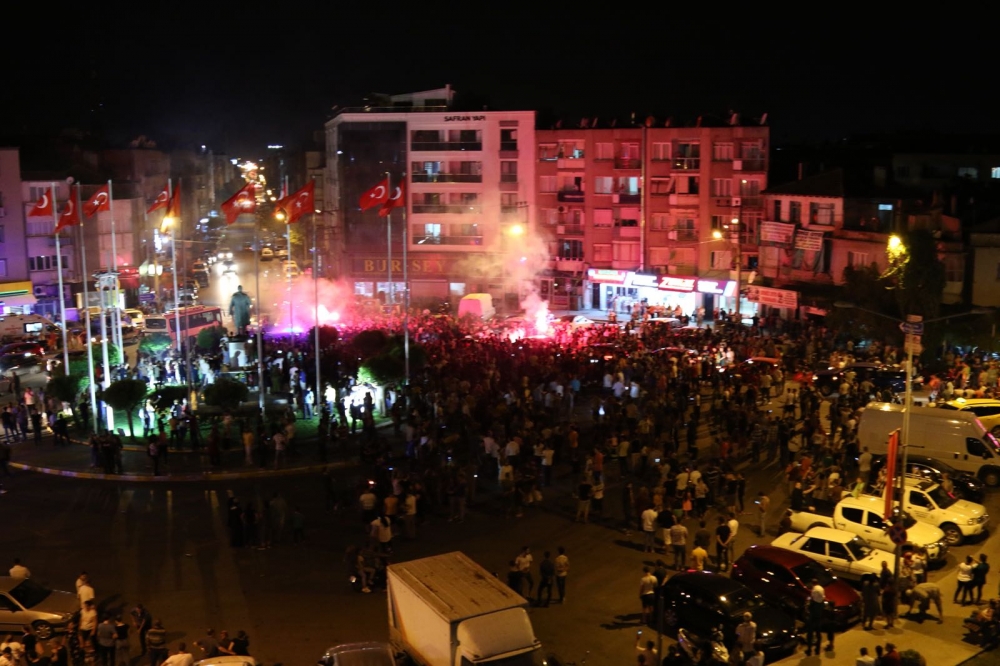İşte dün gece Akhisar sokaklarından Süper Kupa kutlamaları 6