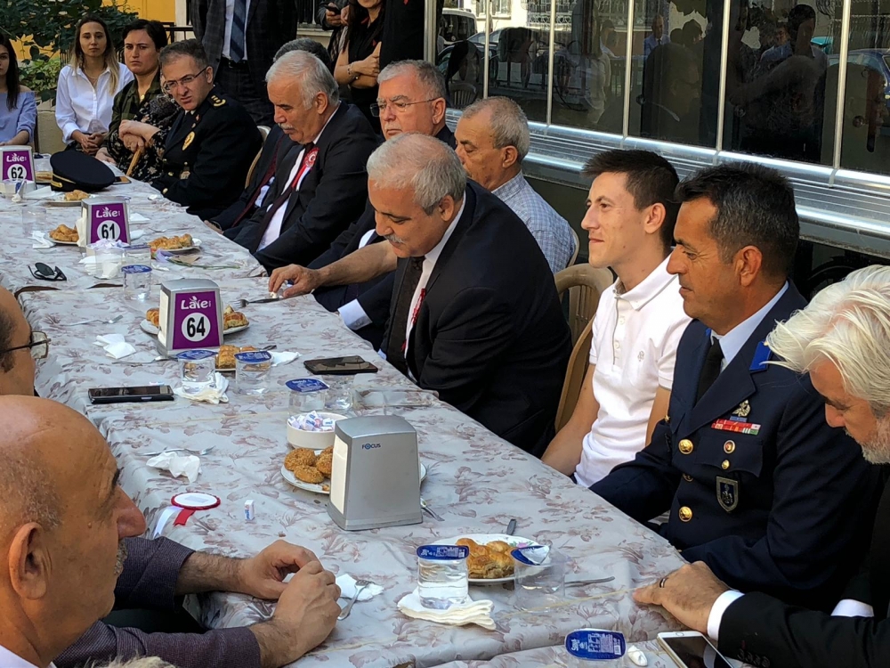 Manisa Valisi Mustafa Hakan Güvençer, Akhisarlı Afrin Gazisini ziyaret e 1