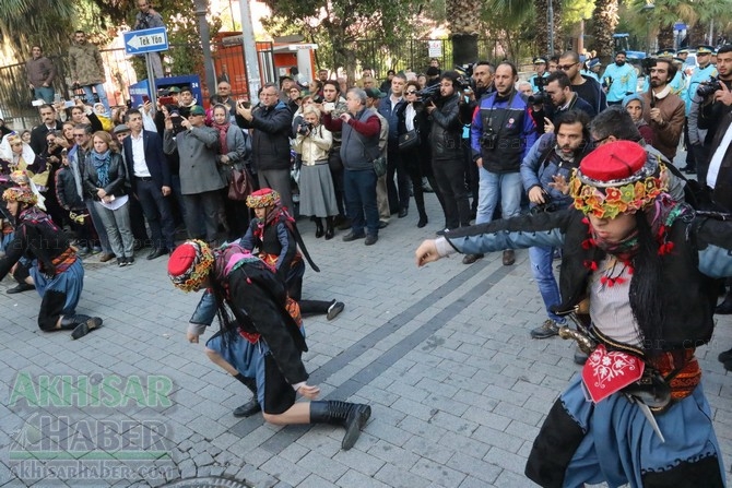 Akhisar'da Dünya zeytin Günü yürüyüşü renkli görüntülere sahne oldu 3
