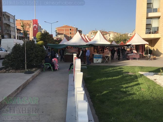 Akhisar'da Anadolu Yöresel Ürünleri ve El Sanatları Fuarı açıldı. 32