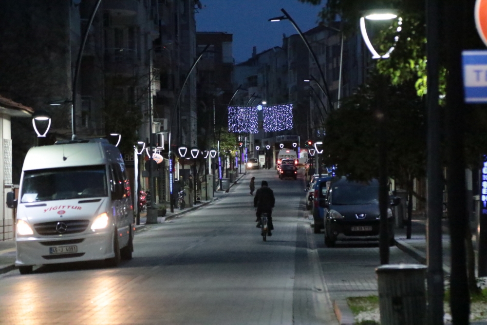 Akhisar'da sokaklar 2020'ye ışıl ışıl girecek 1