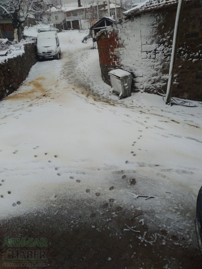 Akhisar, Akkocalı Mahallesinde kar yağışı başladı! İşte an itibari ile f 2