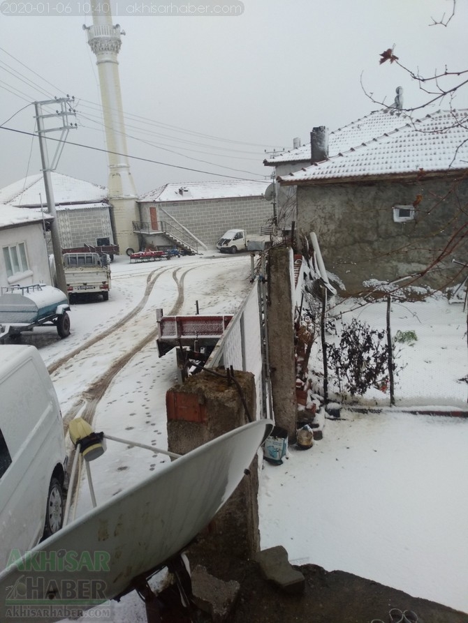 Akhisar, Akkocalı Mahallesinde kar yağışı başladı! İşte an itibari ile f 3