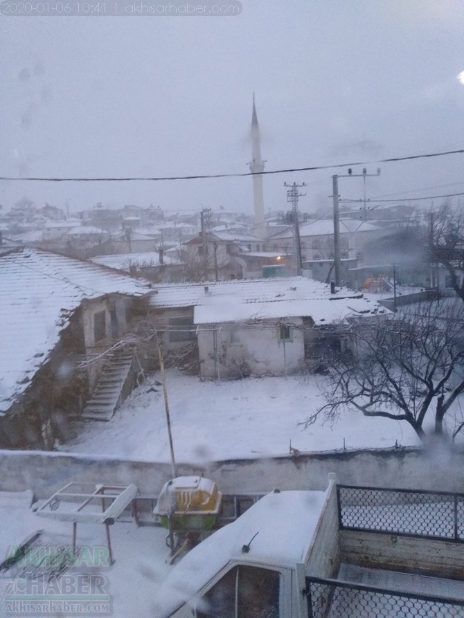 Akhisar, Akkocalı Mahallesinde kar yağışı başladı! İşte an itibari ile f 8