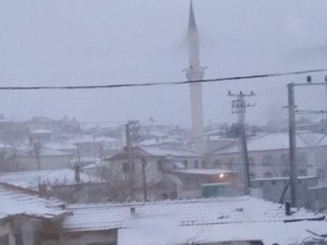 Akhisar, Akkocalı Mahallesinde kar yağışı başladı! İşte an itibari ile f