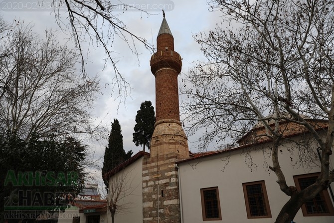 Depremde zarar gören Akhisar Paşa Camii geçici olarak ibadete kapandı 1