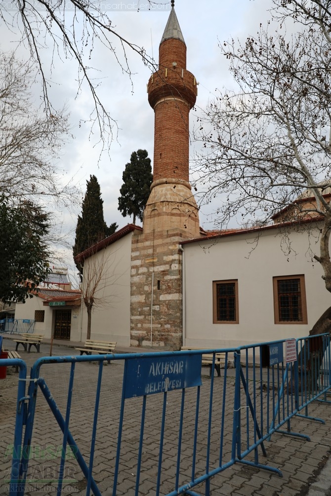 Depremde zarar gören Akhisar Paşa Camii geçici olarak ibadete kapandı 2