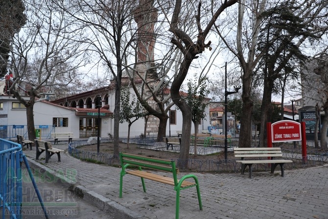 Depremde zarar gören Akhisar Paşa Camii geçici olarak ibadete kapandı 29