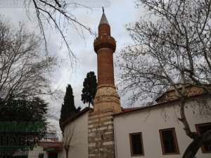 Depremde zarar gören Akhisar Paşa Camii geçici olarak ibadete kapandı