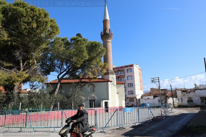 Depremler sonrası minaresi tehlike saçan Akhisar Efendi Camii etrafı güv 1