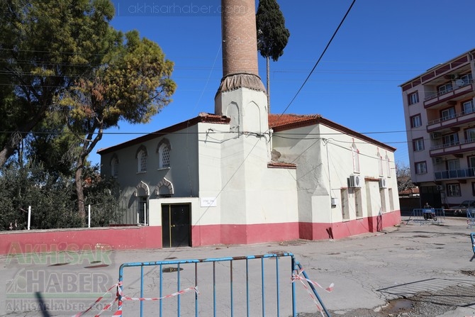 Depremler sonrası minaresi tehlike saçan Akhisar Efendi Camii etrafı güv 13