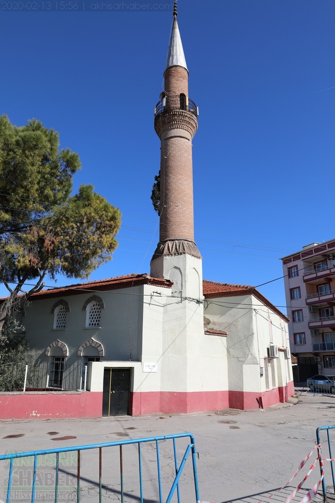 Depremler sonrası minaresi tehlike saçan Akhisar Efendi Camii etrafı güv 2