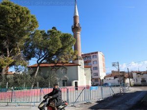 Depremler sonrası minaresi tehlike saçan Akhisar Efendi Camii etrafı güv