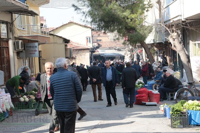 Akhisar'da Çarşamba günleri kurulan köylü pazarından objektiflerimi 85