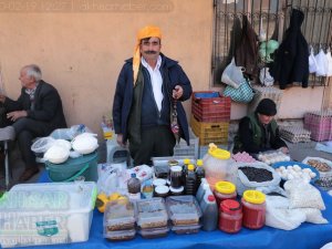 Akhisar'da Çarşamba günleri kurulan köylü pazarından objektiflerimi