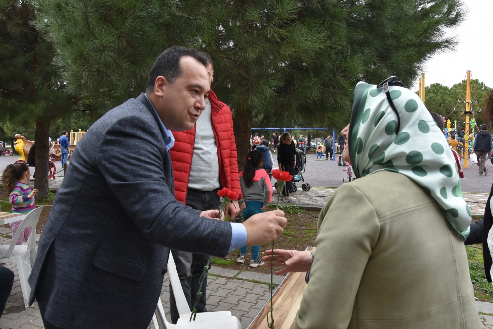 Belediye Başkanı Besim Dutlulu, Kadınlar Günü'nde karanfil dağıttı 1