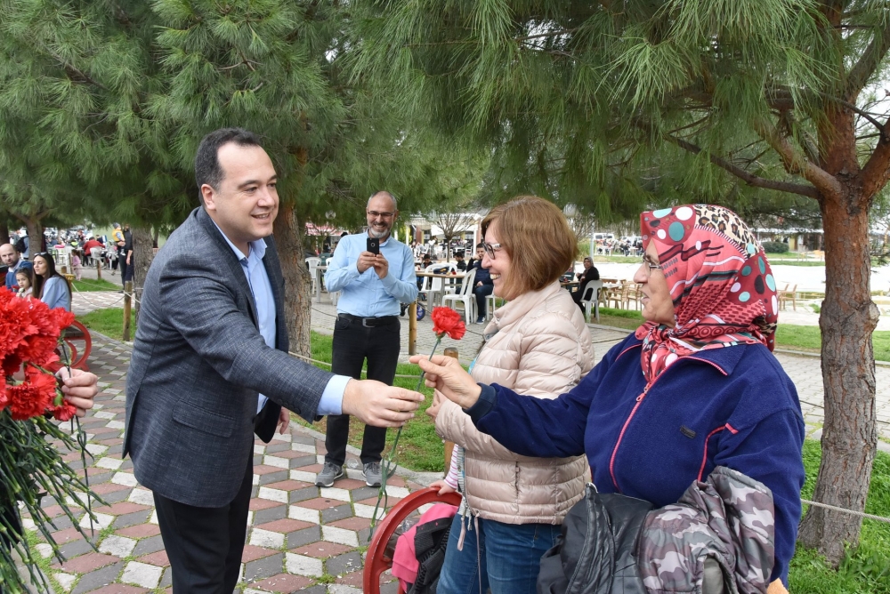 Belediye Başkanı Besim Dutlulu, Kadınlar Günü'nde karanfil dağıttı 2