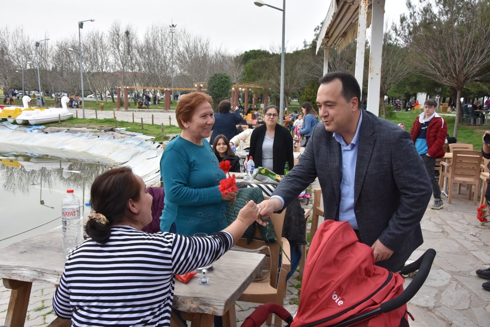Belediye Başkanı Besim Dutlulu, Kadınlar Günü'nde karanfil dağıttı 3