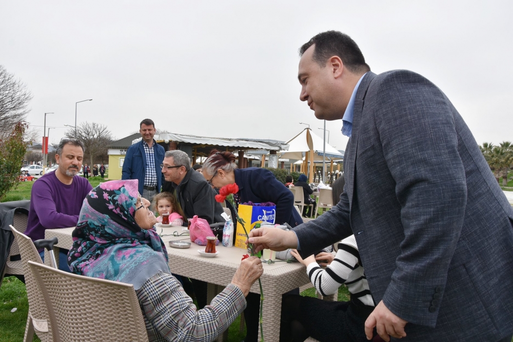 Belediye Başkanı Besim Dutlulu, Kadınlar Günü'nde karanfil dağıttı 40