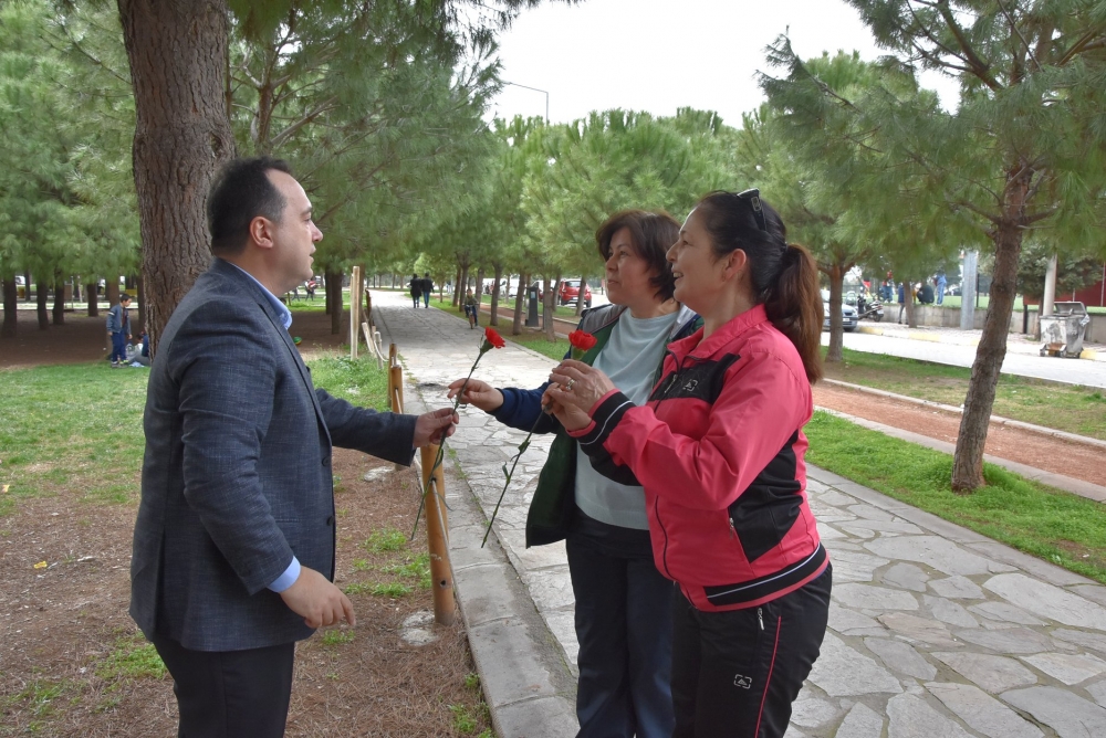 Belediye Başkanı Besim Dutlulu, Kadınlar Günü'nde karanfil dağıttı 41
