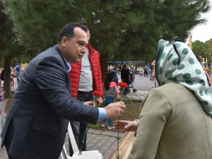 Belediye Başkanı Besim Dutlulu, Kadınlar Günü'nde karanfil dağıttı