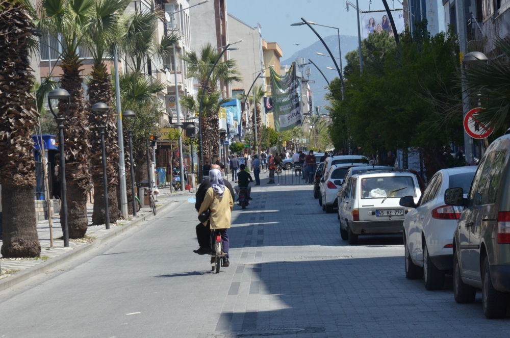 Sokağa çıkma yasağının ardından haftanın ilk günü Akhisar sokakları 1