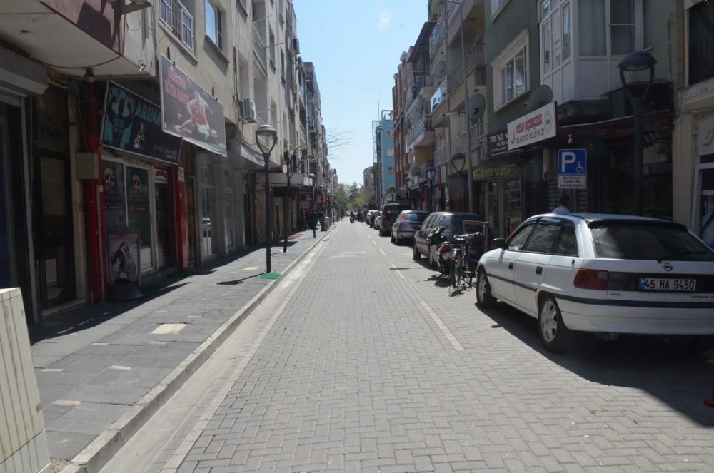 Sokağa çıkma yasağının ardından haftanın ilk günü Akhisar sokakları 18