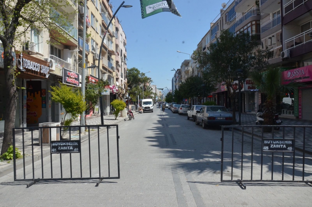 Sokağa çıkma yasağının ardından haftanın ilk günü Akhisar sokakları 19