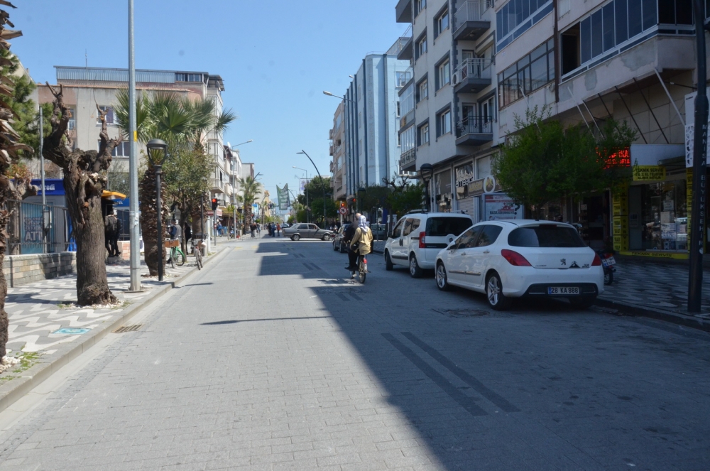 Sokağa çıkma yasağının ardından haftanın ilk günü Akhisar sokakları 2