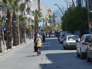 Sokağa çıkma yasağının ardından haftanın ilk günü Akhisar sokakları