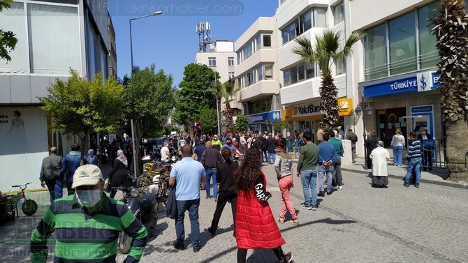 Akhisar'da 27 Nisan'da sokak ve caddeler doldu taştı 1