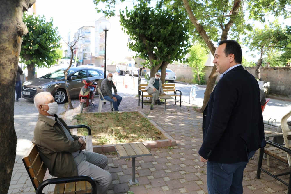 Başkan Besim Dutlulu, Parklara çıkan 65 yaş üzeri vatandaşları ziyaret e 1